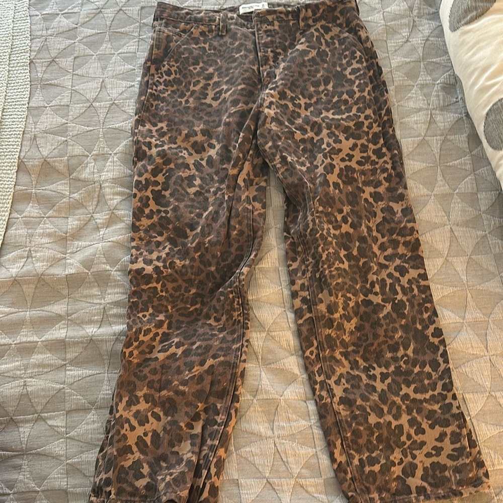 Abercrombie & Fitch Mid Rise Leopard Print Straight Leg Denim Size 31/12